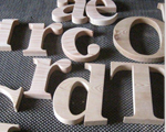 Letras em madeira maciça